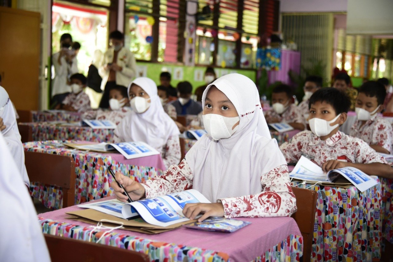 UCI Dan Mendikbudristek Berikan Edukasi Pemilahan Sampah Untuk Murid SD ...